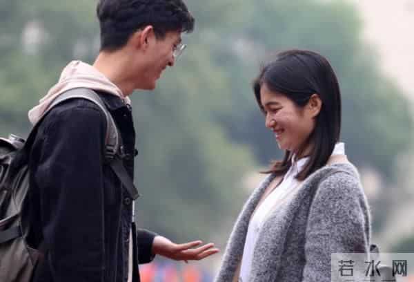 武汉大学的“恋爱公开课”，学生扒墙翻窗也要听，现场异常火爆