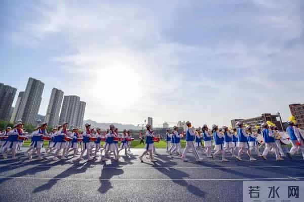 校运会通讯稿英姿飒爽展青春风采 顽强拼搏迎百年华诞——兰州交通大学第五十二届运动会隆重开幕