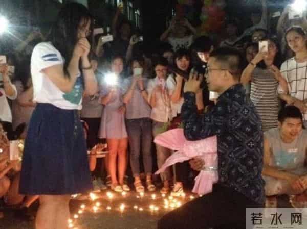 武汉大学的“恋爱公开课”，学生扒墙翻窗也要听，现场异常火爆