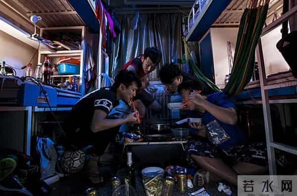 三对一的大学寝室