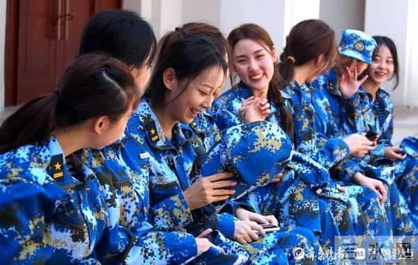 军训间隙练一字马,山东师大舞蹈新生首秀靓丽而精彩