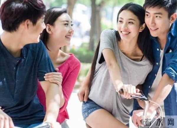 武汉大学的“恋爱公开课”，学生扒墙翻窗也要听，现场异常火爆