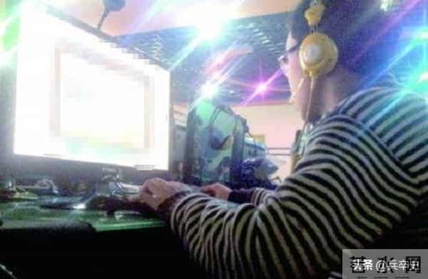 大学生寂寞成灾悲剧！湖北22岁大学生网游成瘾，沉溺网吧10年，归家5天后惨死