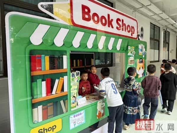 读书日是哪一日向同学推荐好书，还有学生尝试写“书”，小学读书节让书香弥漫校园