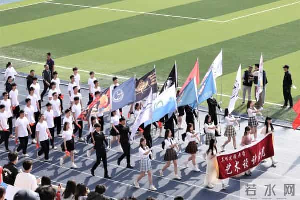 校运会通讯稿英姿飒爽展青春风采 顽强拼搏迎百年华诞——兰州交通大学第五十二届运动会隆重开幕