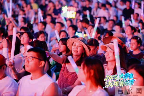 大学生音乐节青春旋律点燃日照夜空！2025大学生沙滩音乐节精彩继续