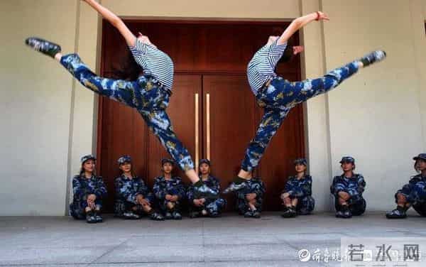 军训间隙练一字马,山东师大舞蹈新生首秀靓丽而精彩