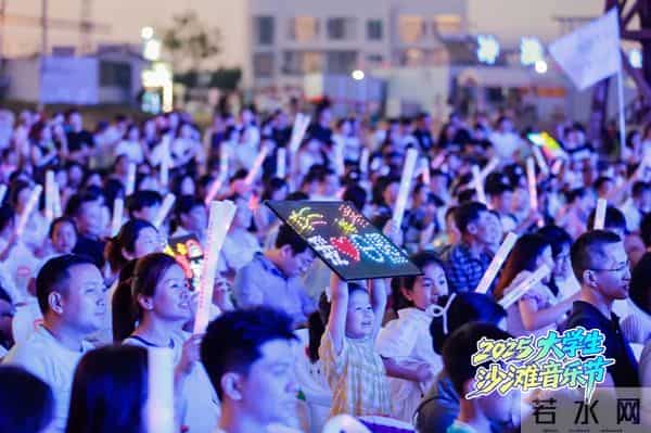 大学生音乐节青春旋律点燃日照夜空！2025大学生沙滩音乐节精彩继续