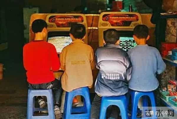 大学生寂寞成灾悲剧！湖北22岁大学生网游成瘾，沉溺网吧10年，归家5天后惨死