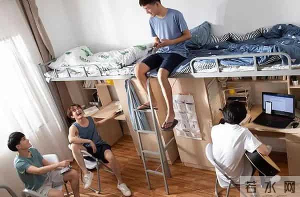 三对一的大学寝室