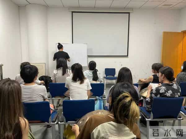 这届打工人流行上夜校