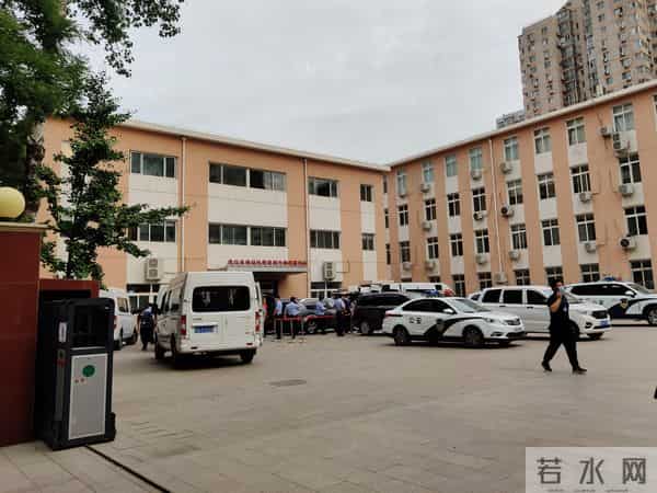 高考试卷押运车进考场