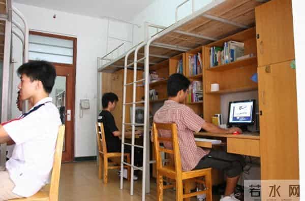 三对一的大学寝室