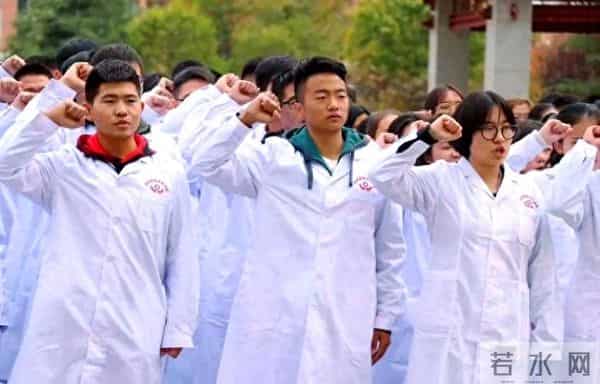 60万医科生每年毕业,多数被迫转行?“三无”困局如何破?