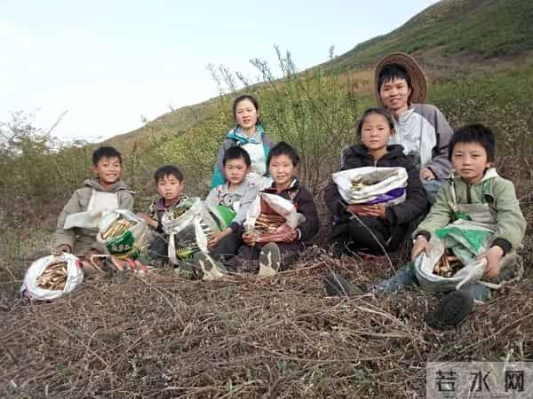 他大学毕业后,去偏远山区支教,月薪880元,他坚守11年,为啥?