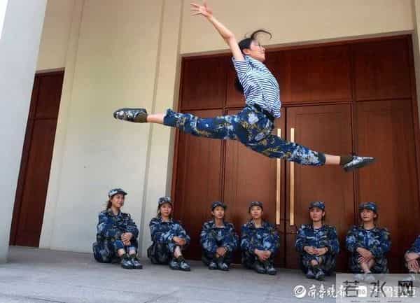 军训间隙练一字马,山东师大舞蹈新生首秀靓丽而精彩