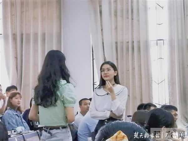 大学生新闻联播华中师大思政课堂出新招，大学生把“新闻联播”搬进教室