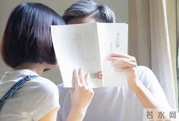 武汉大学的“恋爱公开课”，学生扒墙翻窗也要听，现场异常火爆