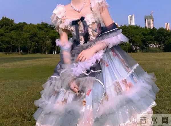 大学新生高清大一女生开学穿“洛丽塔”,学长拒绝帮忙搬行李,网友:干得漂亮