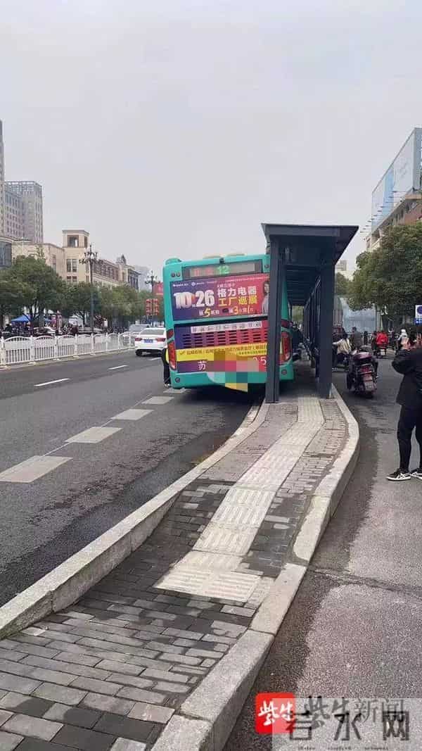 惊心动魄的一幕公交车撞上站台，两人被卷车底！现场出现惊心动魄的一幕