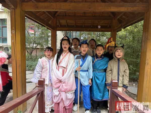 读书日是哪一日向同学推荐好书，还有学生尝试写“书”，小学读书节让书香弥漫校园