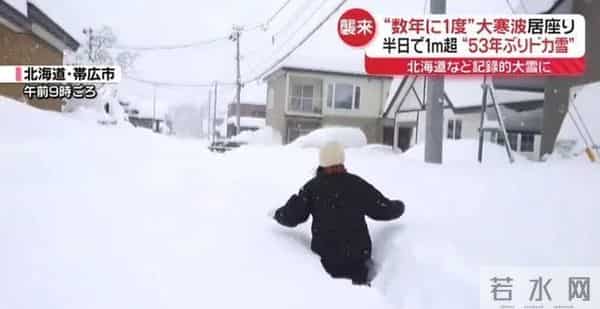 大学生脱光计划日本最强寒潮！学校却强制要求女学生，光腿穿短裙、不能穿裤袜！