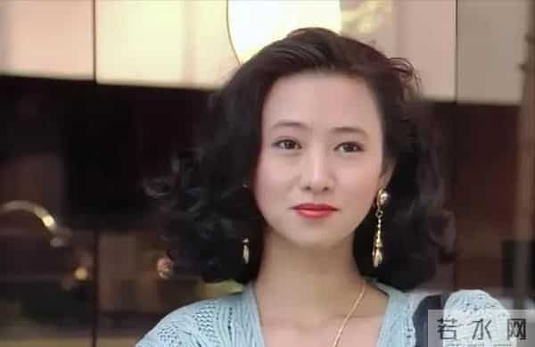 她是清华教授之女，拍三级片与父母决裂，如今再不让女儿进娱乐圈