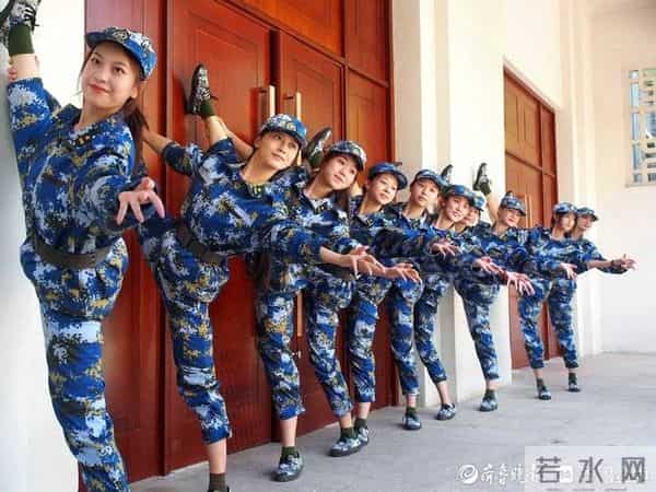 军训间隙练一字马,山东师大舞蹈新生首秀靓丽而精彩