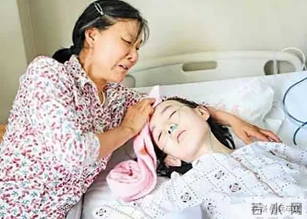 大学生寂寞成灾悲剧！湖北22岁大学生网游成瘾，沉溺网吧10年，归家5天后惨死