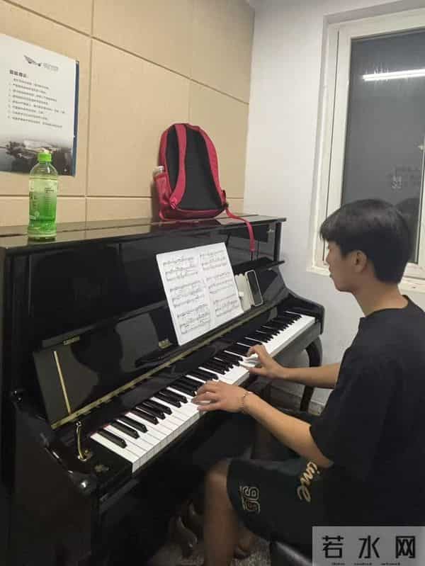 大学生暑期兼职抬钢筋、打螺丝、送外卖，22岁大学生坚持寒暑假打工挣生活费