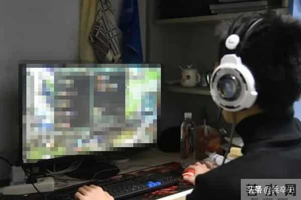 大学生寂寞成灾悲剧！湖北22岁大学生网游成瘾，沉溺网吧10年，归家5天后惨死