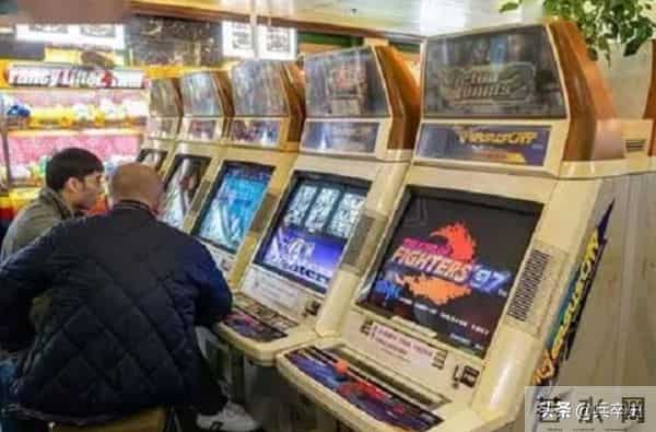 大学生寂寞成灾悲剧！湖北22岁大学生网游成瘾，沉溺网吧10年，归家5天后惨死