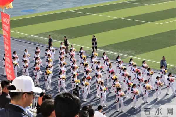 校运会通讯稿英姿飒爽展青春风采 顽强拼搏迎百年华诞——兰州交通大学第五十二届运动会隆重开幕