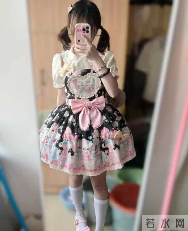 大学新生高清大一女生开学穿“洛丽塔”,学长拒绝帮忙搬行李,网友:干得漂亮