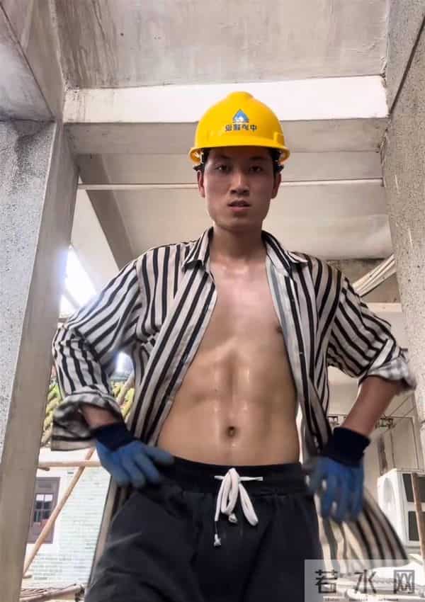 大学生暑期兼职抬钢筋、打螺丝、送外卖，22岁大学生坚持寒暑假打工挣生活费