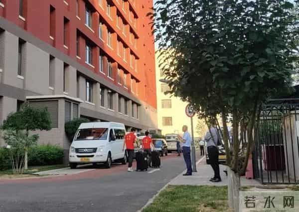 高考试卷押运直击北京高考试卷押运：6点前后试卷运送车辆陆续驶向各考点