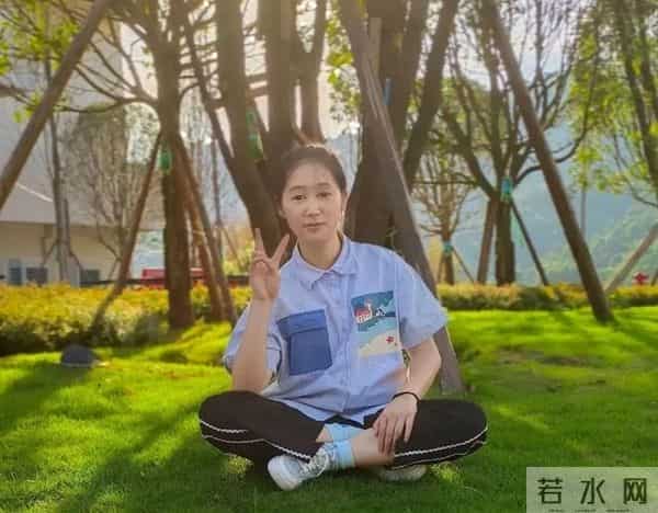 在教学楼里和学长