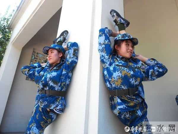 军训间隙练一字马,山东师大舞蹈新生首秀靓丽而精彩