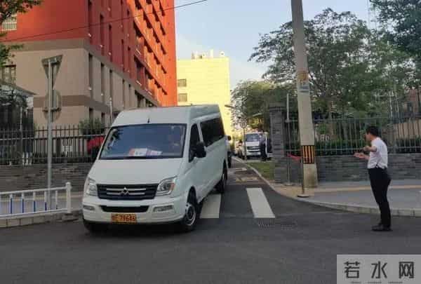 高考试卷押运直击北京高考试卷押运：6点前后试卷运送车辆陆续驶向各考点