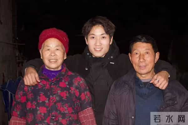 大学生暑期兼职抬钢筋、打螺丝、送外卖，22岁大学生坚持寒暑假打工挣生活费