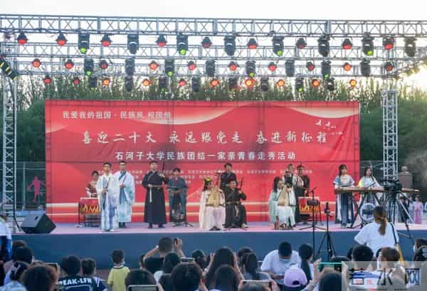 普通话诵百年伟业规范字写时代新篇