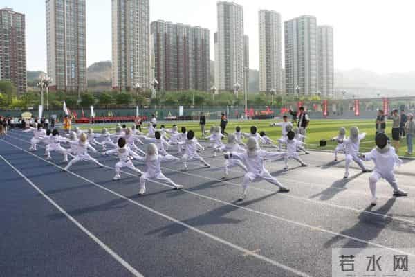 校运会通讯稿英姿飒爽展青春风采 顽强拼搏迎百年华诞——兰州交通大学第五十二届运动会隆重开幕