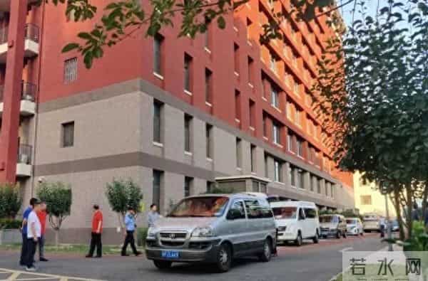 高考试卷押运直击北京高考试卷押运：6点前后试卷运送车辆陆续驶向各考点