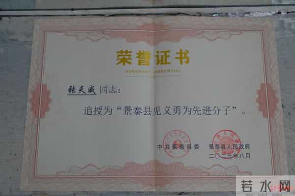 18岁准大学生救人身亡获评“见义勇为”，母亲为求一篇“公开报道”四处奔走：不想他做了好事还被瞎猜