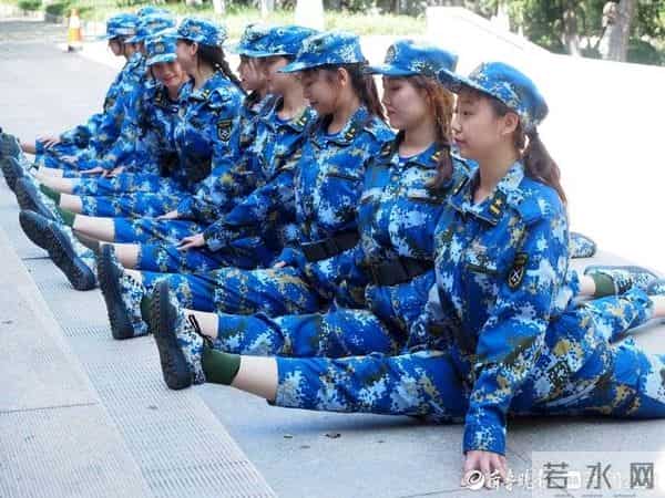 军训间隙练一字马,山东师大舞蹈新生首秀靓丽而精彩