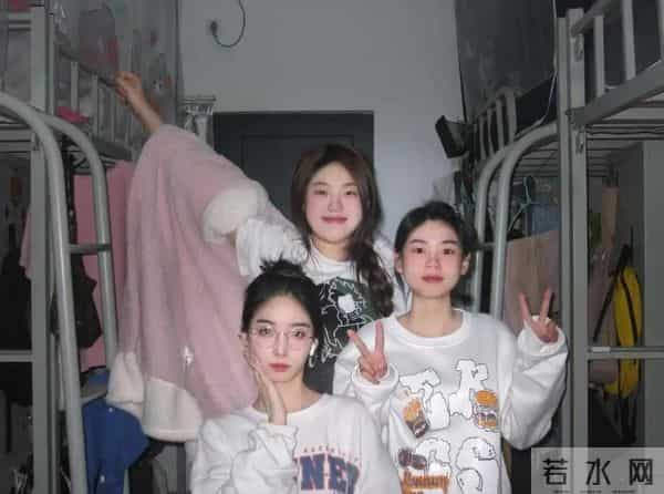 三对一的大学寝室