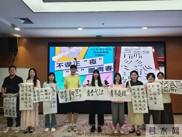 这届打工人流行上夜校