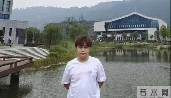 在教学楼里和学长