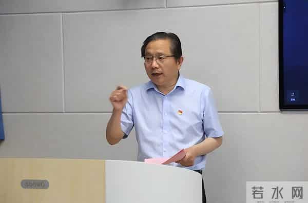 校长封银曼上台讲防疫抗疫思政课：同学，胸怀祖国奋进新时代