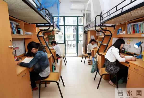 三对一的大学寝室